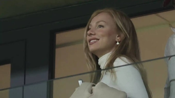 Ester Exposito có mặt tại khu VIP của sân Bernabeu trong trận Real 3-2 Atletico ở vòng 29 La Liga tối 22/3. Ảnh: Marca