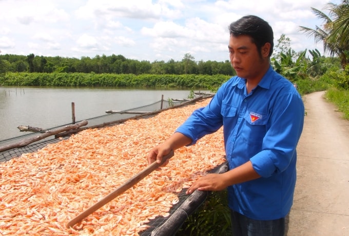 Anh Nguyễn Trường Hải luôn theo sát các khâu sản xuất để đem đến sản phẩm chất lượng cho khách hàng. Ảnh: An Minh