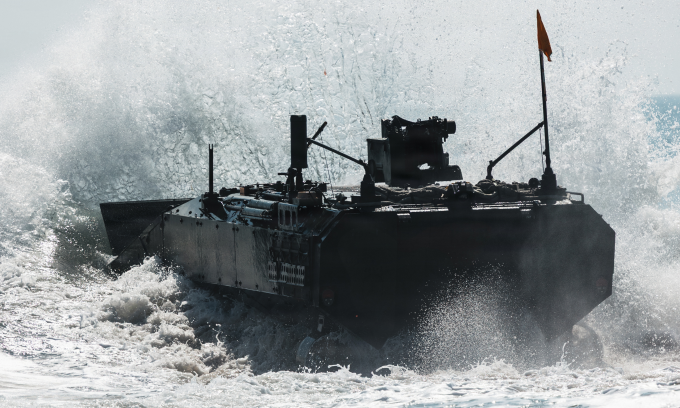 Xe lội nước của thủy quân lục chiến Mỹ di chuyển từ bờ biển lên tàu trong cuộc diễn tập ở căn cứ Lejeune, Bắc Carolina hôm 3/3. Ảnh: USMC