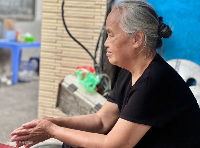 Bà Khuê, Hà Nội, nghỉ hưu 22 năm với mức hiện hưởng 6 triệu đồng. Ảnh: Hồng Chiêu