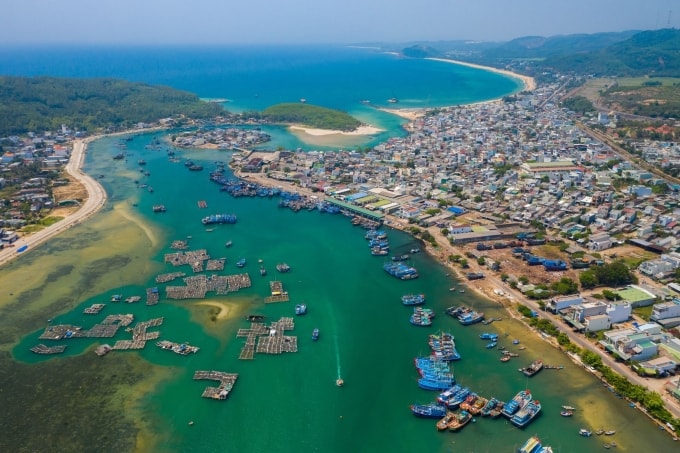 Cửa biển Sa Huỳnh thuộc phường Sa Huỳnh. Địa phương coi phát triển đô thị gắn với biển là xu thế tất yếu. Ảnh: Bùi Thanh Trung