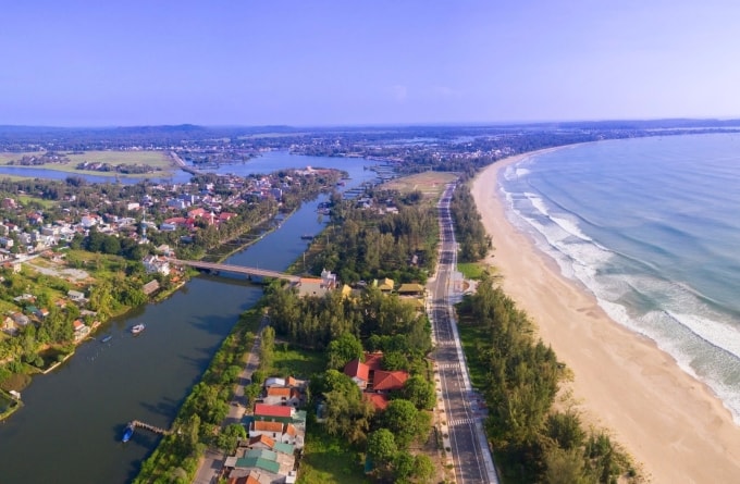 Bãi tắm biển Mỹ Khê (xã Tịnh khê) cũng như các vùng ven biển được Quảng Ngãi đẩy mạnh phát triển du lịch, dịch vụ. Ảnh: Bùi Thanh Trung