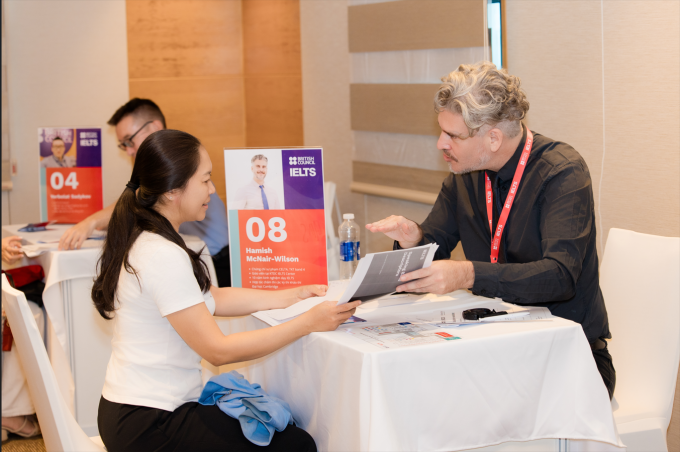 Thí sinh tham dự trải nghiệm thi thử cùng chuyên gia tại Ngày hội IELTS. Ảnh: British Council