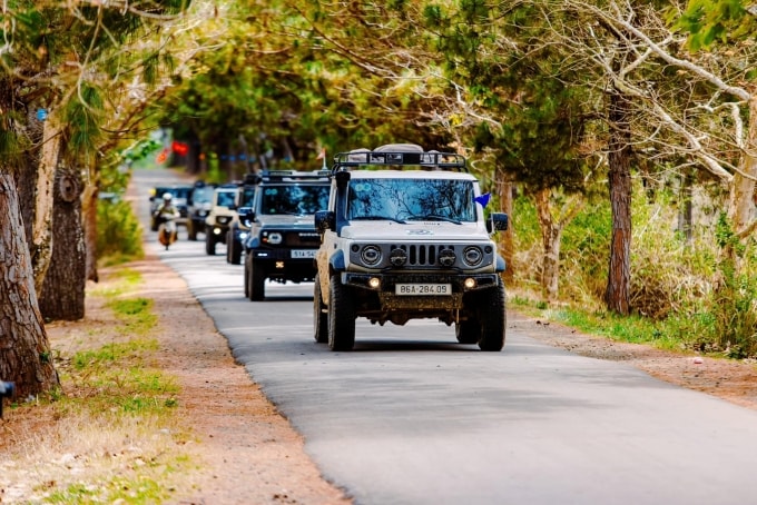 Các dòng xe Jimny trong hành trình. Ảnh: Suzuki