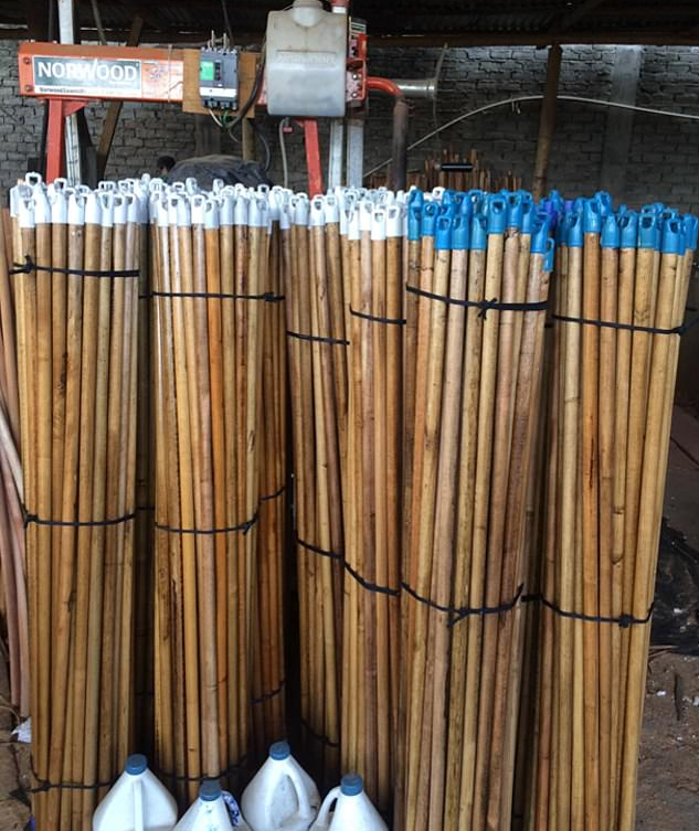 Trong vụ án bị triệt phá năm 2021, một băng nhóm buôn lậu số cocaine trị giá 1 triệu bảng Anh từ Colombia vào Anh bằng cách hòa tan nó trong sơn vecni, sau đó quét lên cán của 580 cây chổi. Ảnh: PA