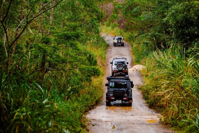 Đoàn xe chinh phục cung đường offroad. Ảnh: Suzuki