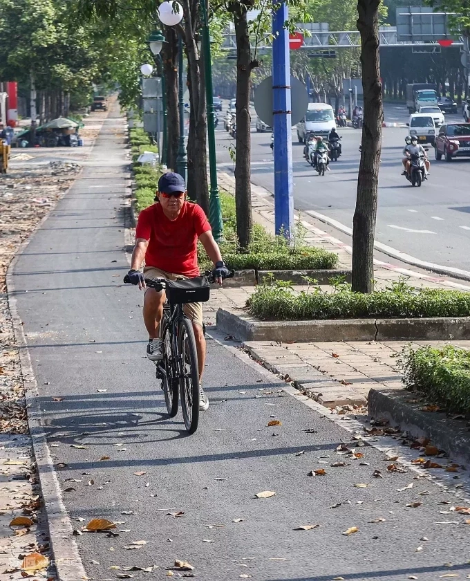 Người dân đạp ở đoạn làn ưu tiên bố trí tách biệt với đường xe cơ giới trên đại lộ Mai Chí Thọ. Ảnh: Quỳnh Trần