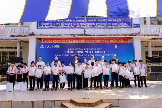 Đại diện ban tổ chức trao quà tại trường THCS Đinh Tiên Hoàng (Gia Lai). Ảnh: Suzuki