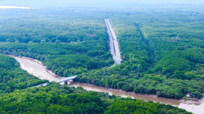 Hệ thống sông ngòi và thảm xanh rừng ngập mặn dày đặc giúp không khí mát mẻ, trong lành quanh năm. Ảnh: Thanh Tùng