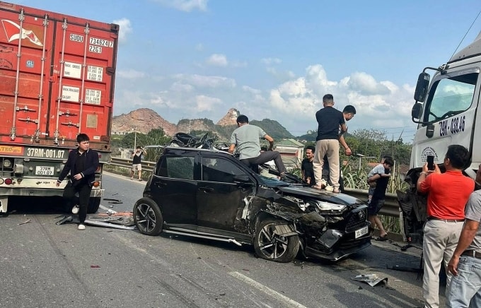 Chiếc xe bị đâm từ phía sau, quay ngược đầu trên cao tốc. Ảnh: Nguyễn Thiên