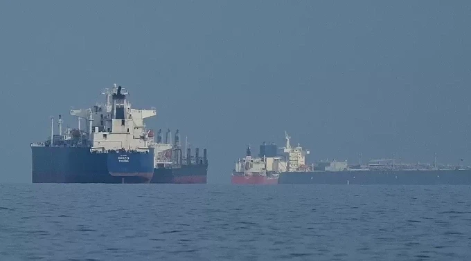 Tàu chở dầu và chở hàng xếp hàng ở eo biển Hormuz ngày 11/3. Ảnh:AP