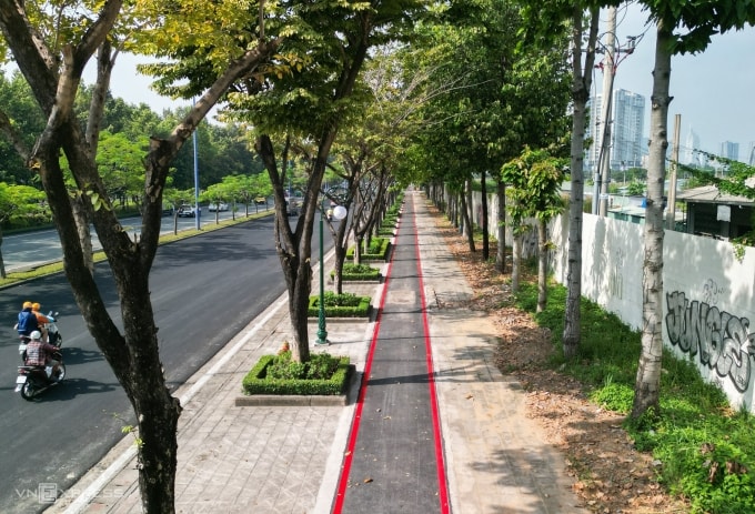 Làn đường ưu tiên xe đạp trên đại lộ Mai Chí Thọ. Ảnh: Quỳnh Trần