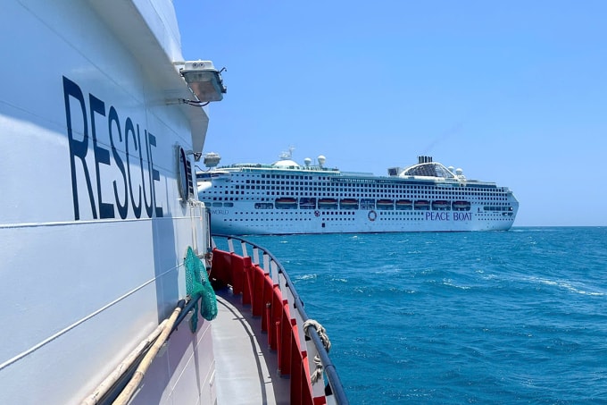 Tàu SAR 272 khi tiếp cận du thuyền ngoài khơi TP HCM. Ảnh: Trung tâm Phối hợp tìm kiếm, cứu nạn Hàng hải khu vực III