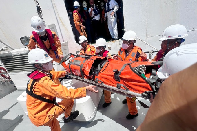 Nam du khách được chuyển từ du thuyền sang tàu cứu nạn. Ảnh: Trung tâm Phối hợp tìm kiếm, cứu nạn Hàng hải khu vực III