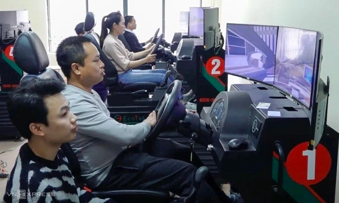 Học viên học lái xe tại một trung tâm đào tạo ở Hà Nội. Ảnh: Lộc Chung