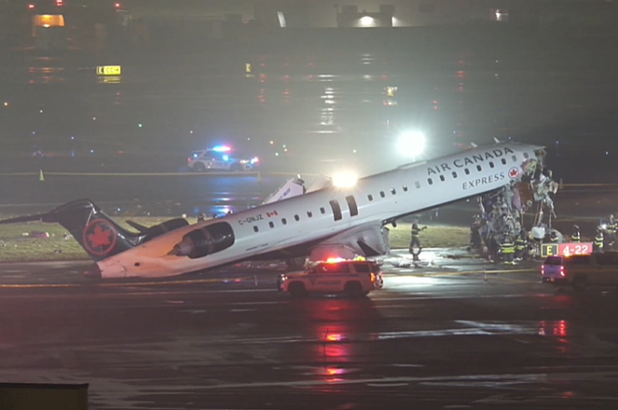 Máy bay của Air Canada Express sau va chạm với xe cứu hộ tại sân bay LaGuardia, New York, đêm 22/3. Ảnh: NYP