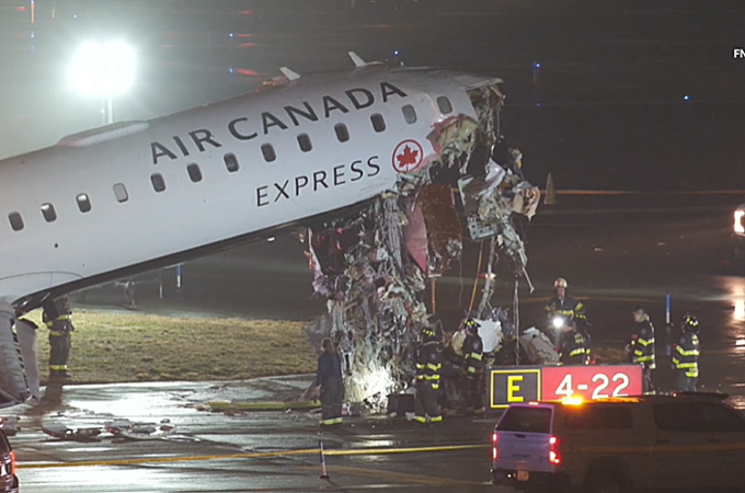 Cận cảnh phần mũi máy bay Canada sau va chạm tại sân New York. Ảnh: NYP