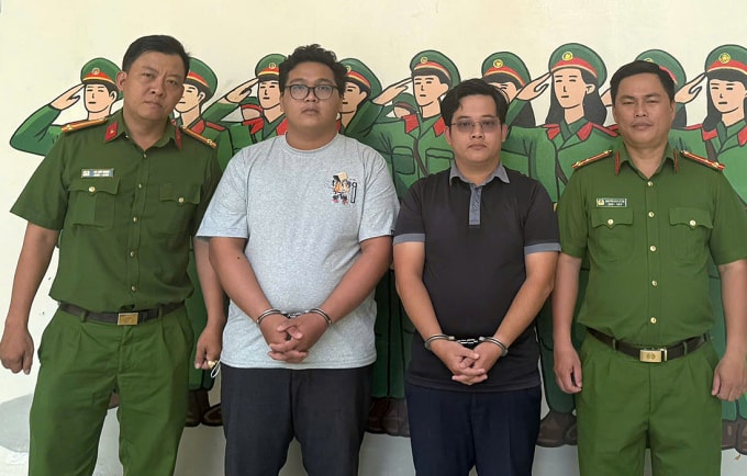 Lý Gia Thịnh (áo đen) và Nguyễn Phước Đức tại cơ quan điều tra. Ảnh: Công an cung cấp