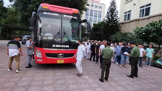 Công an TP HCM tiếp nhận những người bị Mỹ trục xuất về. Ảnh: Công an TP HCM