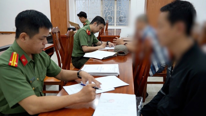 Các công dân được xác minh thông tin, thân nhân. Ảnh: Công an TP HCM