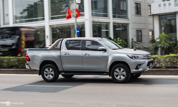 Một mẫu Toyota Hilux lăn bánh trên phố Hà Nội. Ảnh: Minh Quân