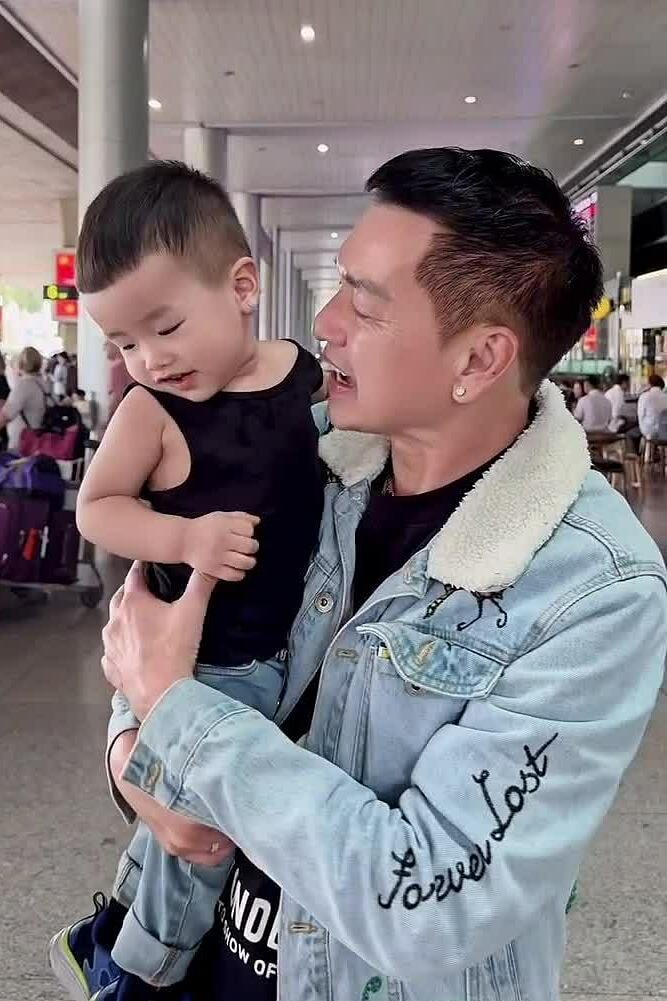Con trai Dustin ra sân bay đón Quang Minh sau chuyến công tác hồi tháng 2