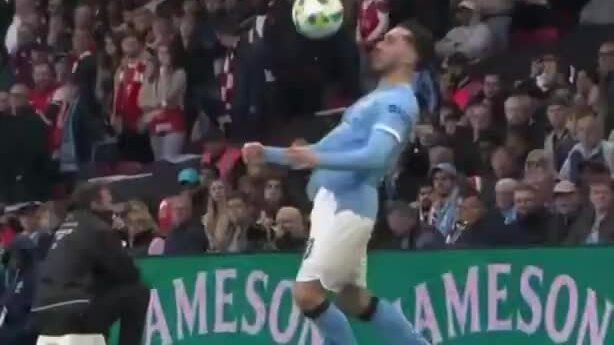 Cherki tâng bóng trêu ngươi Arsenal