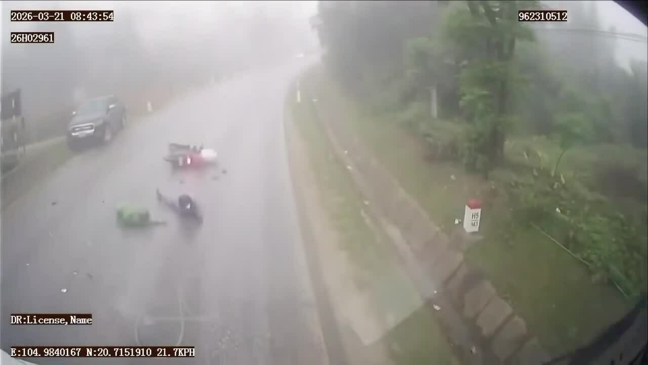 Tai nạn liên hoàn khi bán tải mất lái