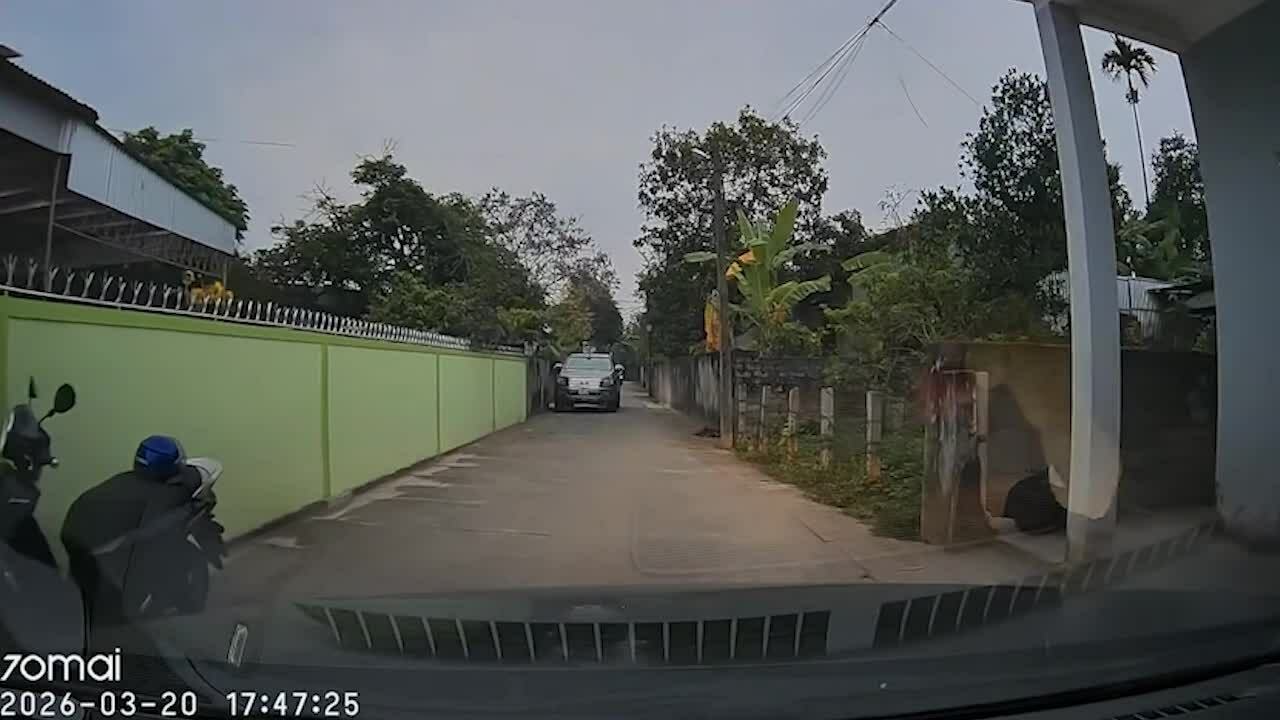 Tài xế ở Nghệ An bị phạt 5 triệu đồng vì đỗ ôtô chắn đường