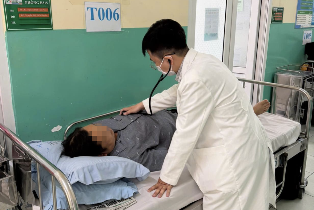 7 ngày uống rượu liên tục, người đàn ông ở TPHCM nhập viện vì viêm gan nặng - Ảnh 1.