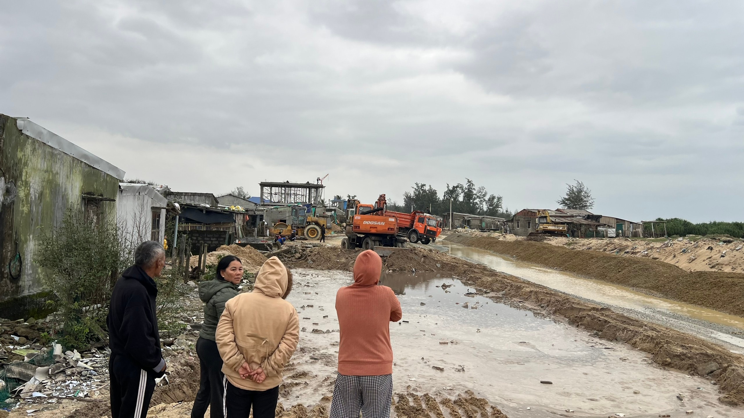 Cầu vượt cửa biển lớn nhất miền Trung hoàn thành nhưng chưa thông xe - Ảnh 6. Cầu vượt cửa biển lớn nhất miền Trung hoàn thành nhưng chưa thông xe - Ảnh 6.