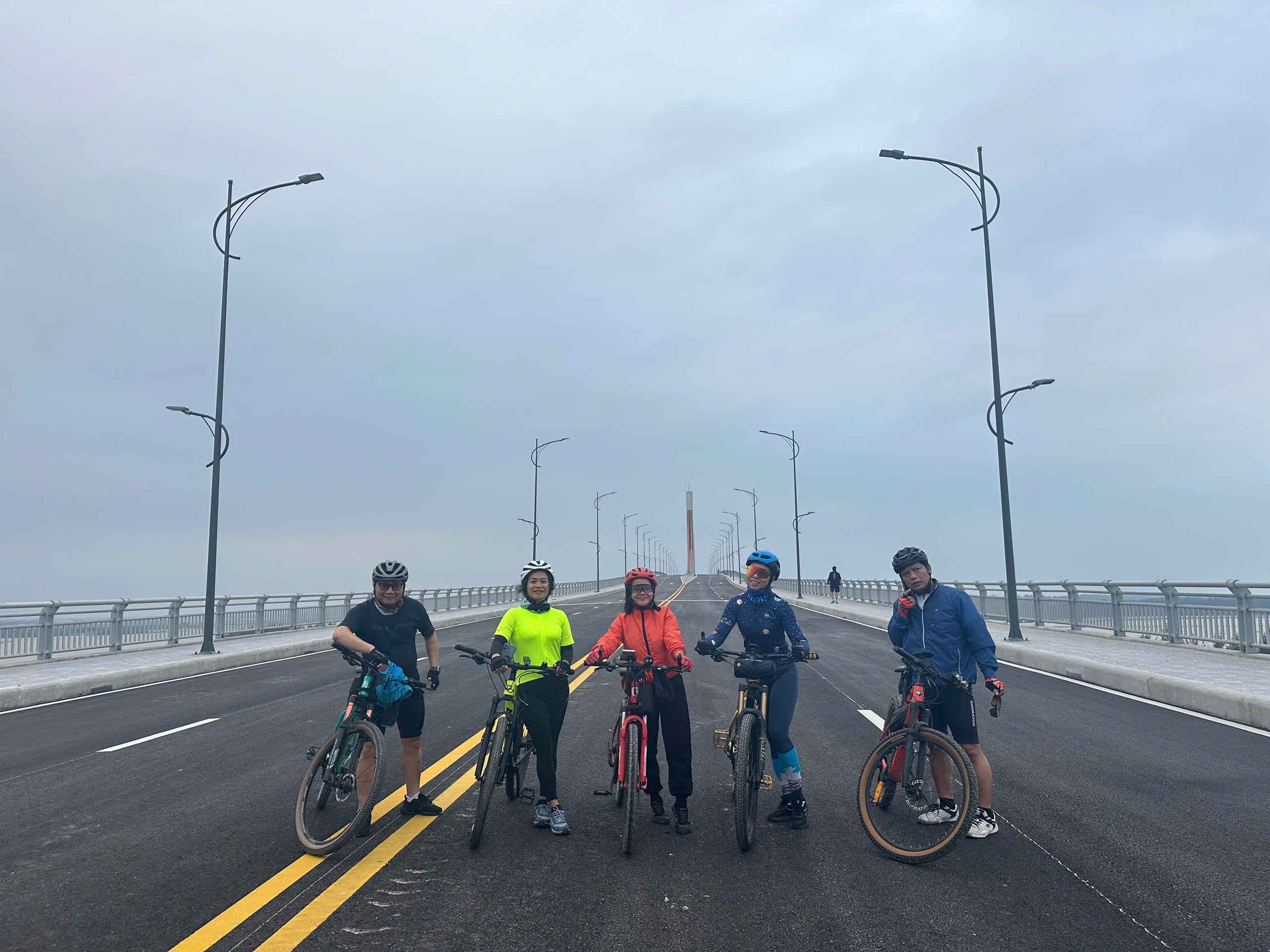 Cầu vượt cửa biển lớn nhất miền Trung hoàn thành nhưng chưa thông xe - Ảnh 5. Cầu vượt cửa biển lớn nhất miền Trung hoàn thành nhưng chưa thông xe - Ảnh 5.