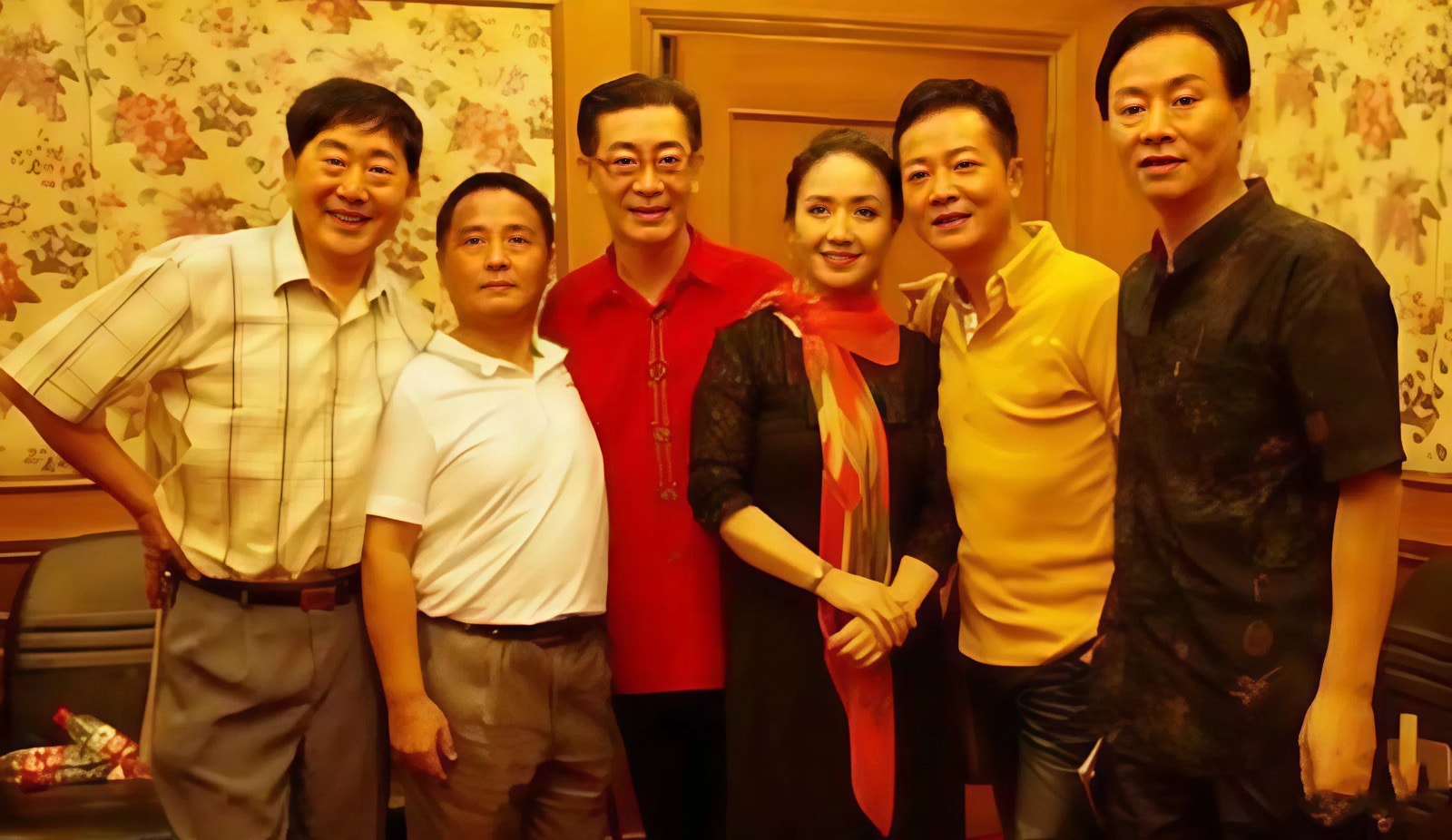 Lý Kiến Thành (ngoài cùng bên trái) trong lần hội ngộ dàn diễn viên 