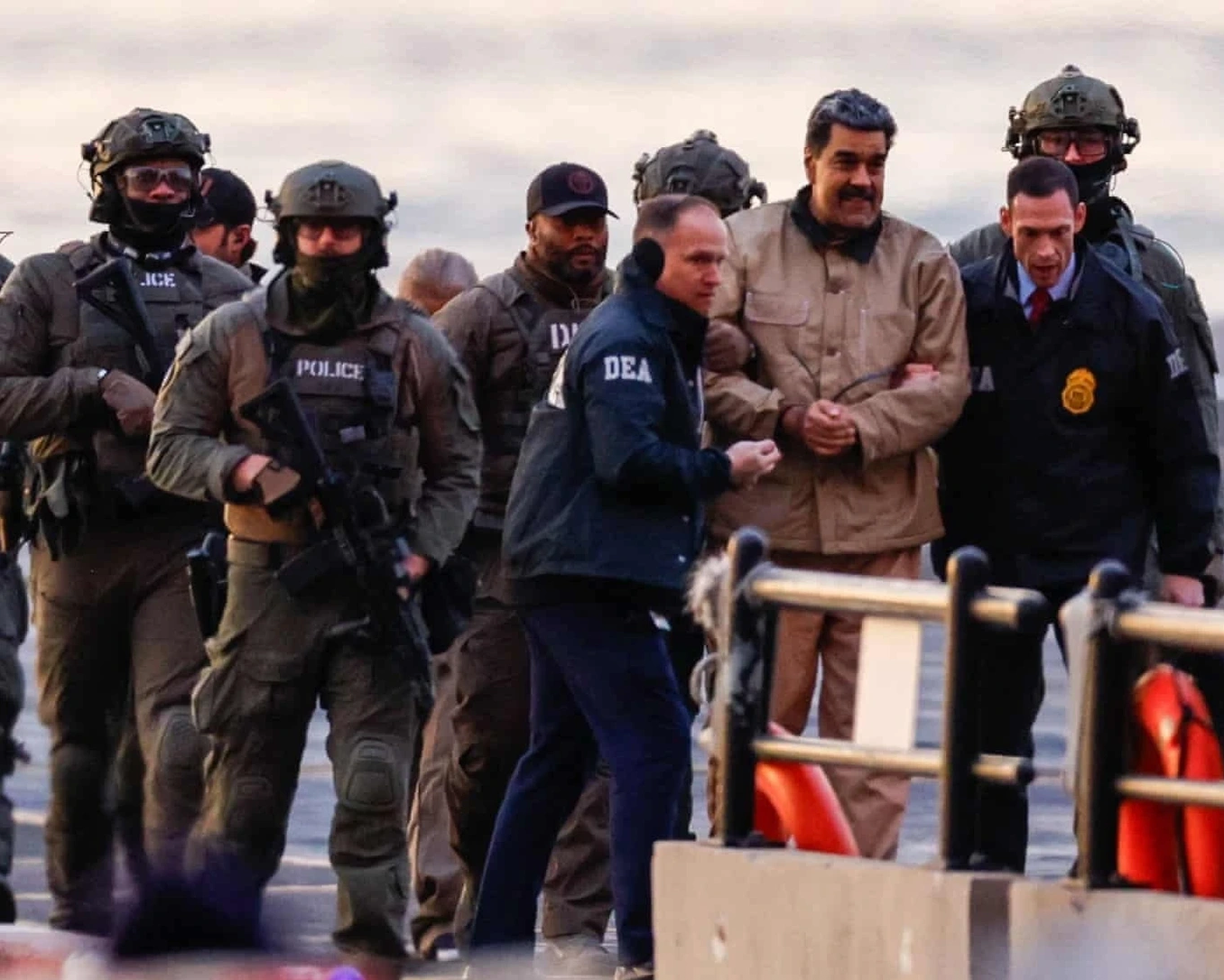 Ông Maduro được đưa lên trực thăng, áp giải tới tòa án ở New York ngày 5/1. (Ảnh: Reuters)