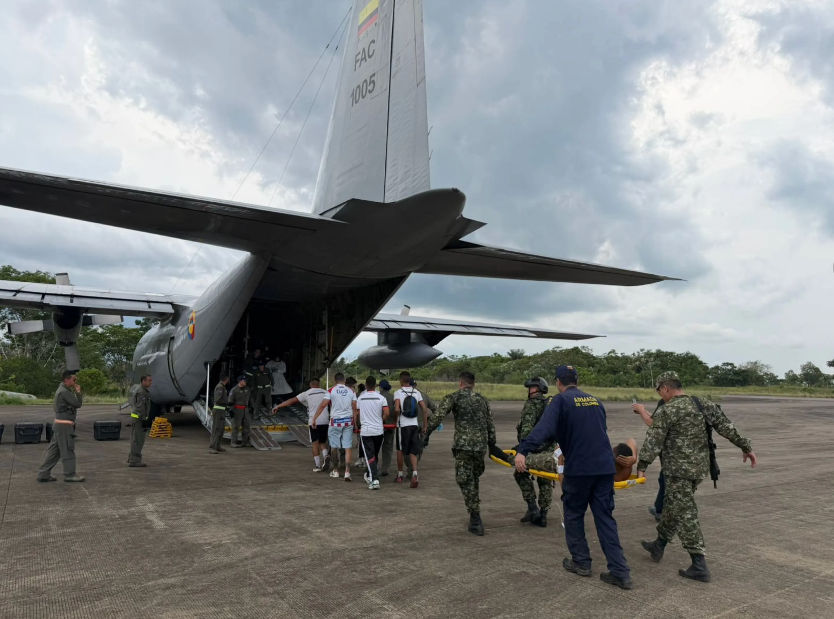 Bộ trưởng Quốc phòng Pedro Sánchez, chiếc máy bay gặp nạn đang làm nhiệm vụ chở binh lính đến một địa điểm khác trong tỉnh. Những hình ảnh tại hiện trường cho thấy cột khói đen bốc cao từ khu vực máy bay rơi giữa cánh đồng, trong khi lực lượng quân đội và người dân khẩn trương tiếp cận hiện trường. (Nguồn: AP)