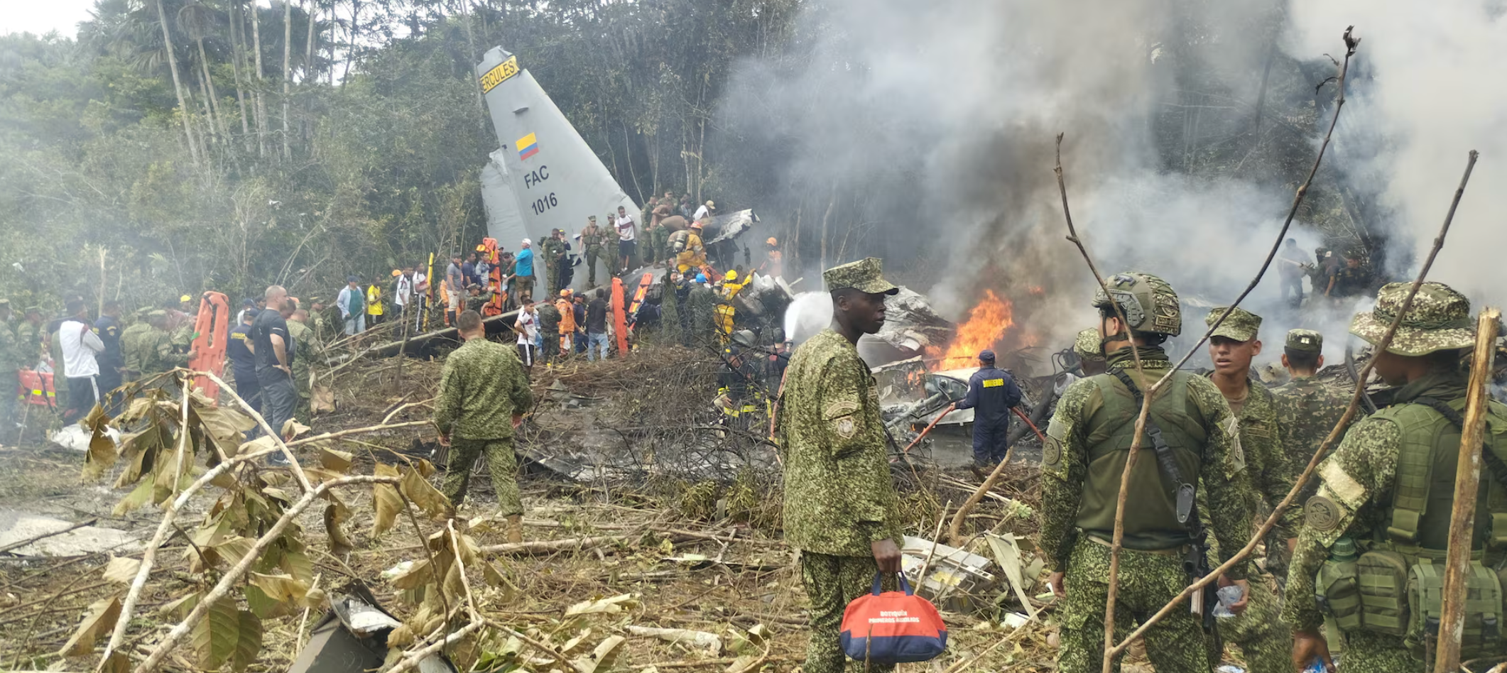 Trong khi đó, Bộ trưởng Quốc phòng Sánchez khẳng định hiện chưa có dấu hiệu cho thấy máy bay bị tấn công bởi các nhóm vũ trang hoạt động trong khu vực. Ông gọi đây là “nỗi đau sâu sắc của đất nước”. Trước đó không lâu, một vụ tai nạn tương tự cũng xảy ra tại Bolivia khi một máy bay C-130 rơi xuống thành phố El Alto, suýt đâm vào khu dân cư, khiến hơn 20 người thiệt mạng và khoảng 30 người bị thương. (Nguồn: Reuters)