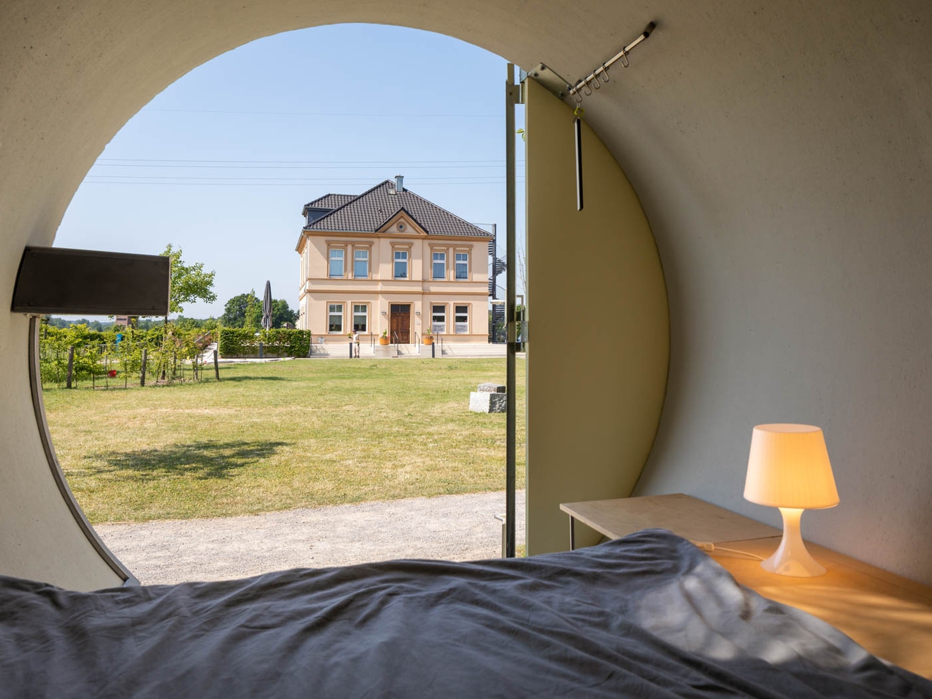 Ngủ trong khách sạn ống cống giữa châu Âu, bất ngờ với cái giá phải trả - 7