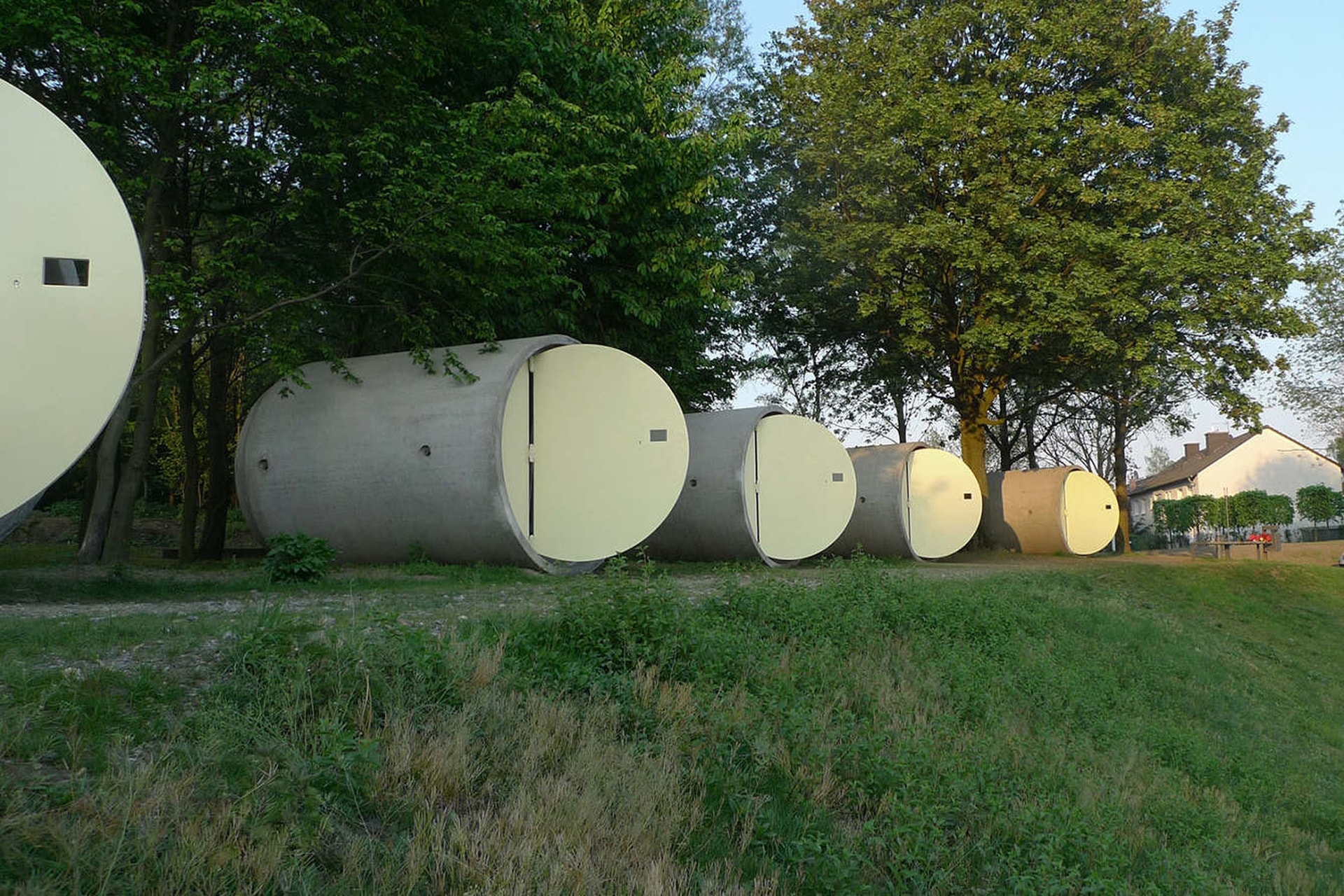 Ngủ trong khách sạn ống cống giữa châu Âu, bất ngờ với cái giá phải trả - 1