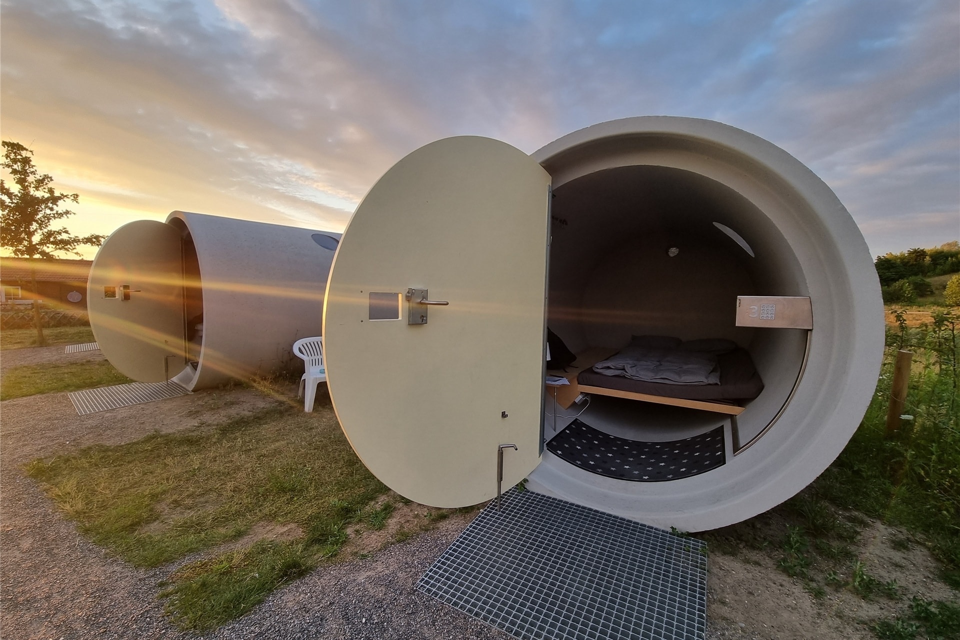 Ngủ trong khách sạn ống cống giữa châu Âu, bất ngờ với cái giá phải trả - 10