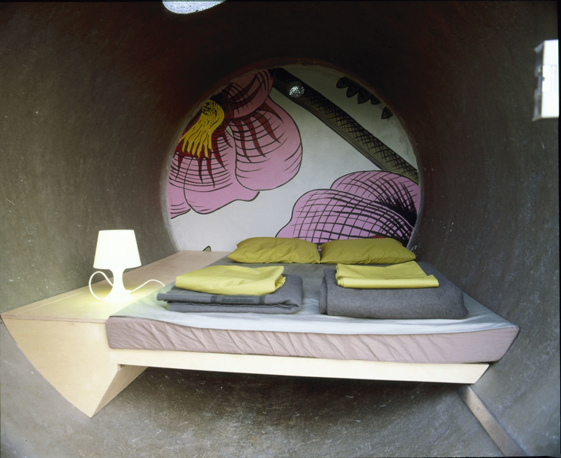 Ngủ trong khách sạn ống cống giữa châu Âu, bất ngờ với cái giá phải trả - 3