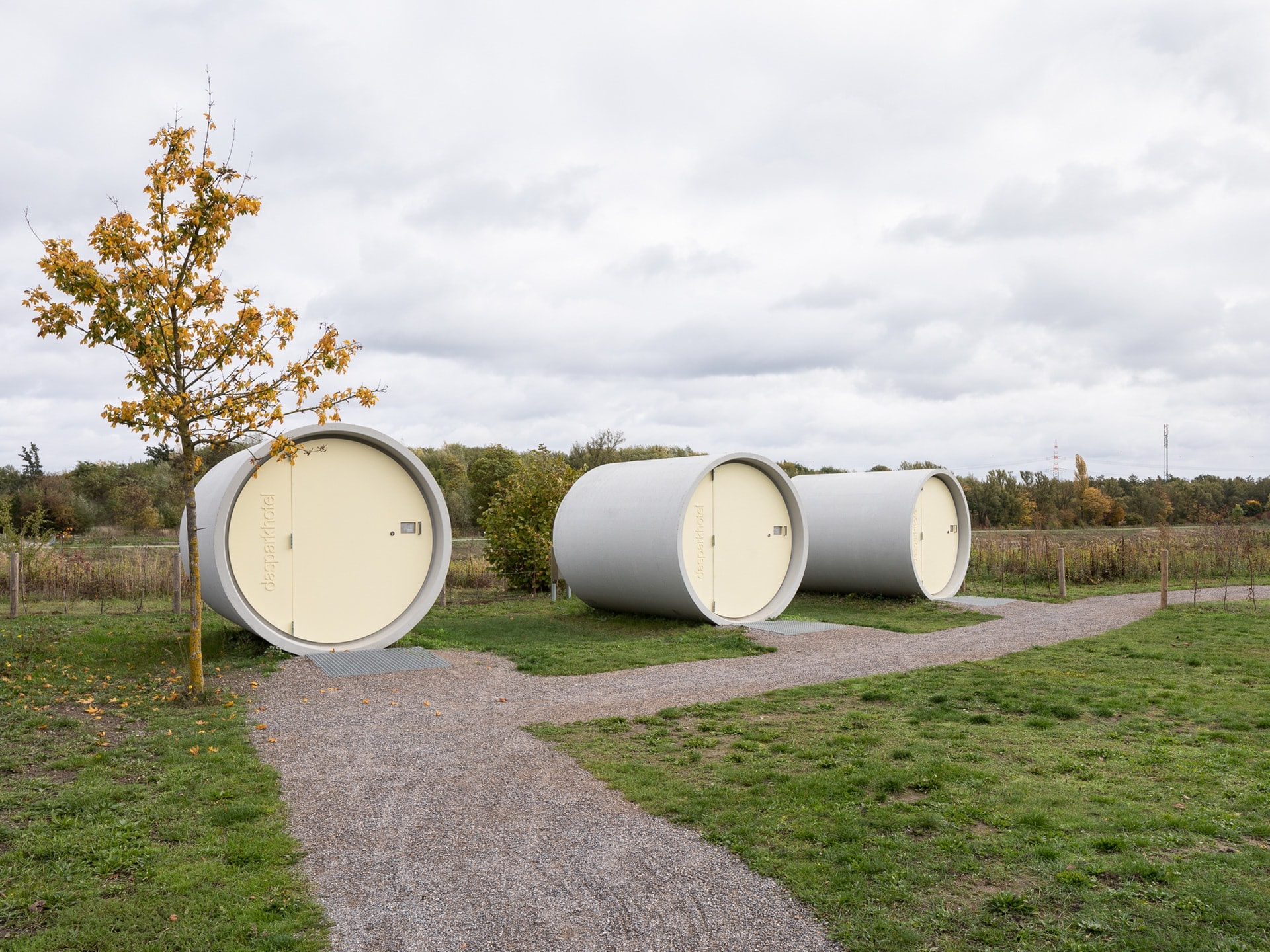 Ngủ trong khách sạn ống cống giữa châu Âu, bất ngờ với cái giá phải trả - 5