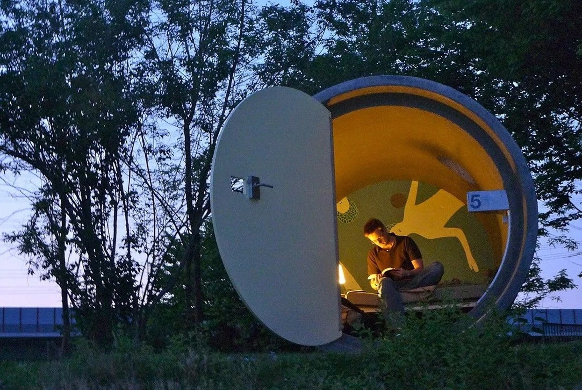 Ngủ trong khách sạn ống cống giữa châu Âu, bất ngờ với cái giá phải trả - 6