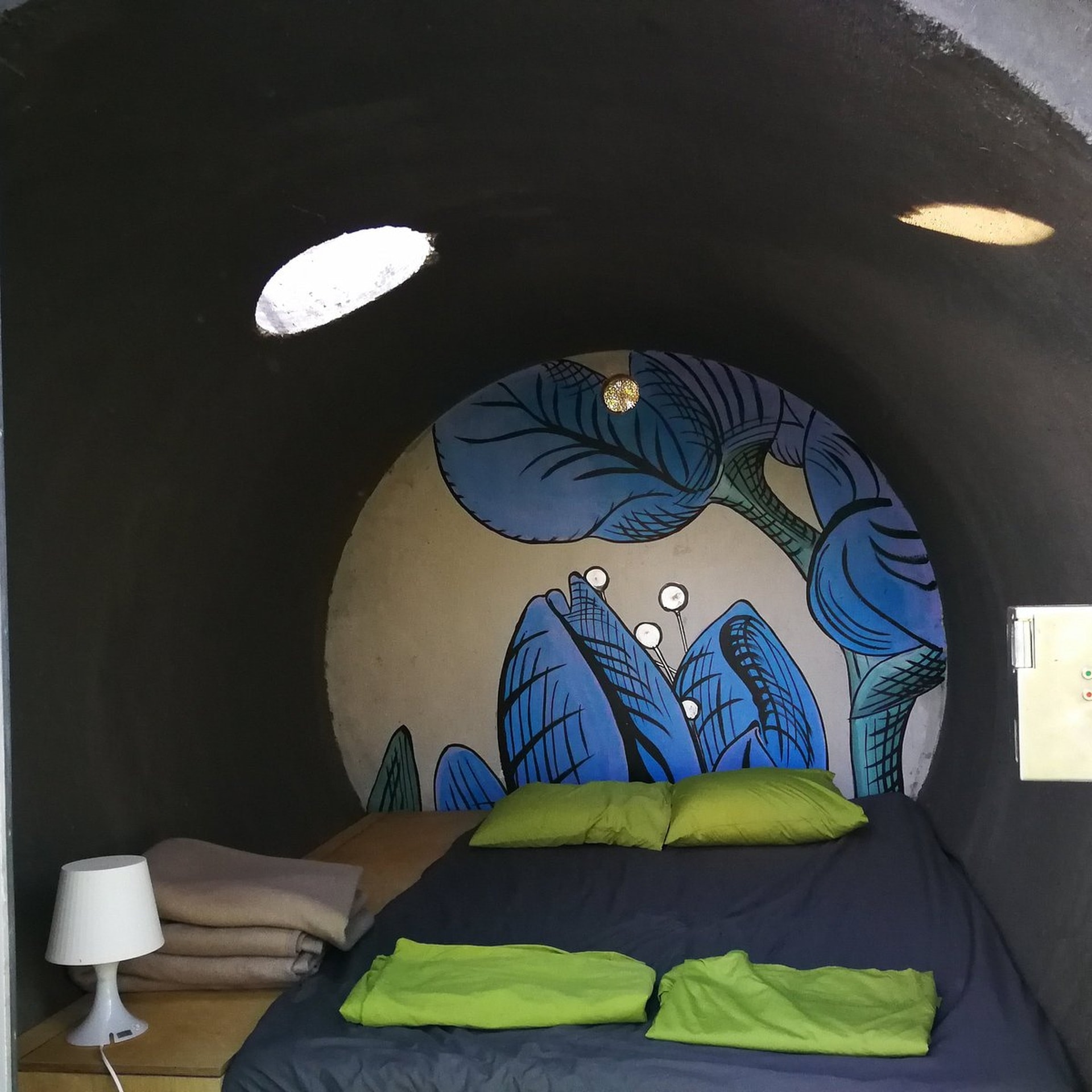 Ngủ trong khách sạn ống cống giữa châu Âu, bất ngờ với cái giá phải trả - 9