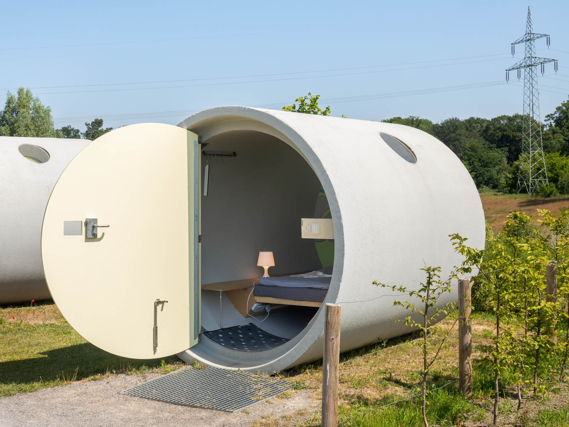 Ngủ trong khách sạn ống cống giữa châu Âu, bất ngờ với cái giá phải trả - 2