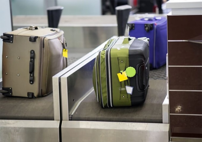 Hành lý đặt trên cân trước khi vào băng chuyền, được khuyến nghị bánh xe quay ra ngoài. Ảnh: Bamboo