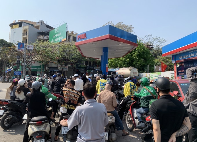 Người dân xếp hàng dài đổ xăng lúc 15h ngày 10/3 tại cây xăng đường Hoàng Quốc Việt, Hà Nội. Ảnh: Phan Dương