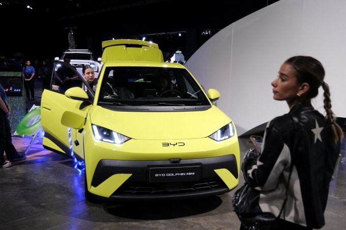 Khách tham quan mẫu xe BYD Dolphin Mini tại Buenos Aires, Argentina, ngày 8/10/2025. Ảnh: Reuters