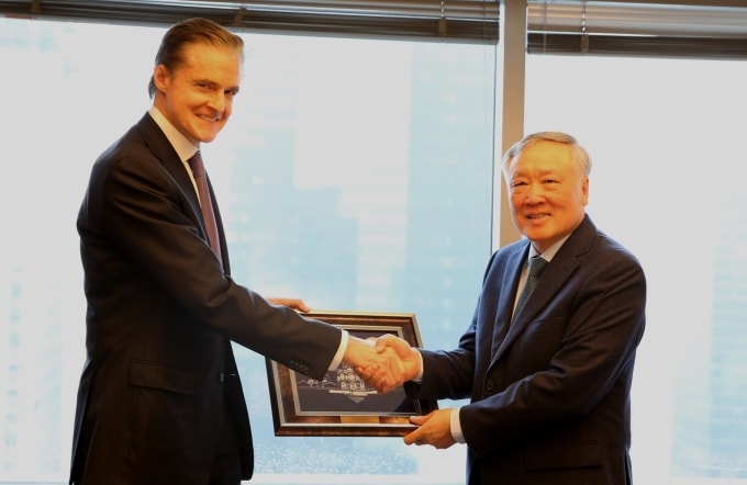 Phó thủ tướng Thường trực Nguyễn Hòa Bình tiếp ông Christopher Turner, Giám đốc điều hành Quỹ đầu tư tư nhân Warburg Pincus. Ảnh: VGP