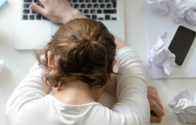 Gánh nặng tránh thai ghì đè người phụ nữ. Ảnh: Health