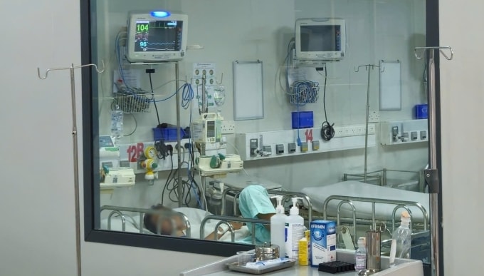 Bệnh nhi khi mới nhập Bệnh viện Bệnh Nhiệt đới TP HCM. Ảnh: Bệnh viện cung cấp